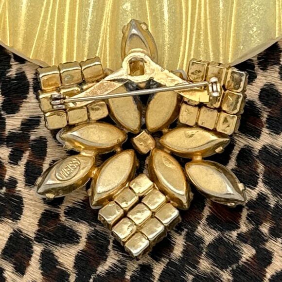 VINTAGE 1950s WEISS Floral Pin Milky White Navettes & Clear AB Rhinestones - Picture 2 of 2